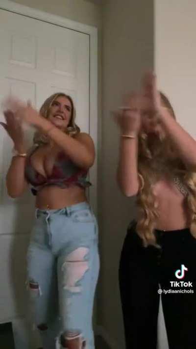 @lydiaanichols (left)