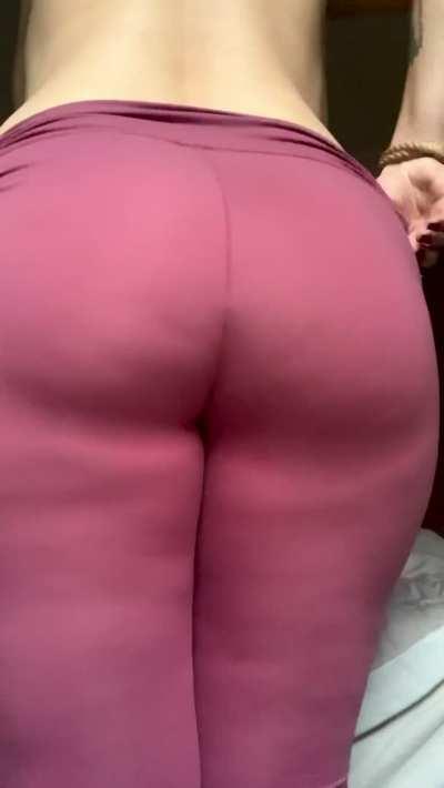 Who's here into girls in yoga pants