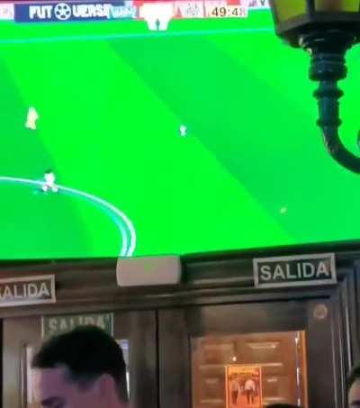 A copa Roblox sendo transmitida em telão de um bar