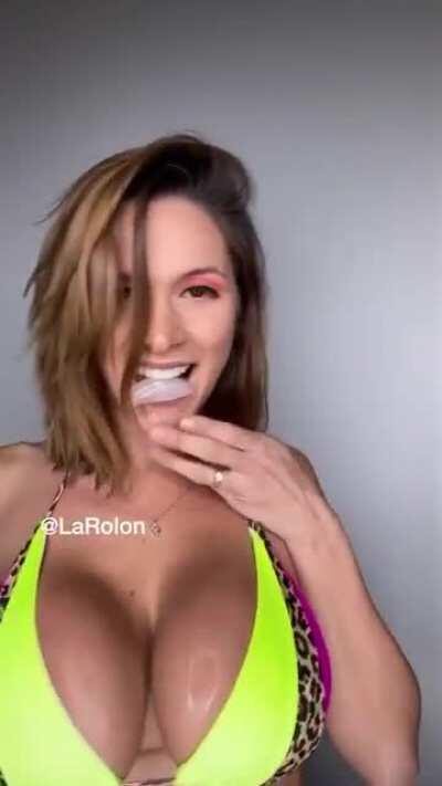LaRolon let her tits bounce