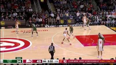 [Highlight] Trae Young bombs it from the logo, giving him 23 in the first half!