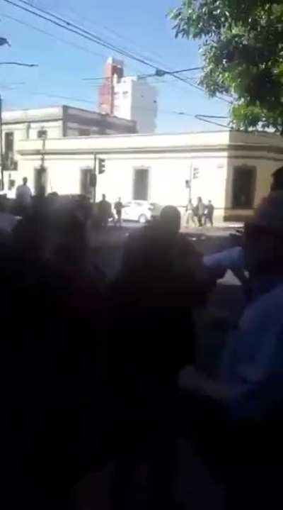 VIDEO: En Quilmes, un hombre le pegó una cachetada a una mujer mientras le gritaba 