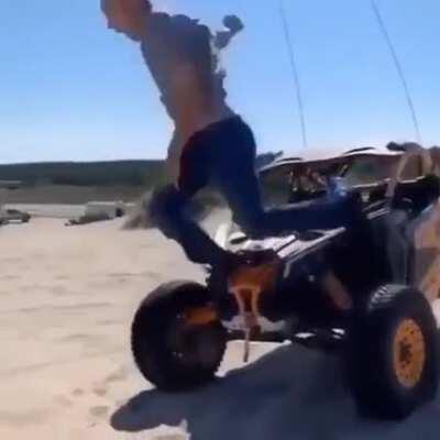 Plantando bananeira.