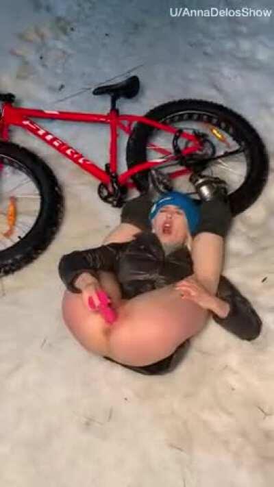 Cycling makes me super horny, the bike rubs against my pussy and I need to masturbate