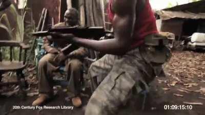 Yoldaş maymun kendisiyle alay eden ins*nların kampını ele geçiriyor. Maymunlar birlikte güçlü!