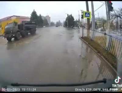 The second army of the world travels on the temporarily occupied Antratsyt, Ukraine. They will soon kill themselves. Traffic rules may defeat them.