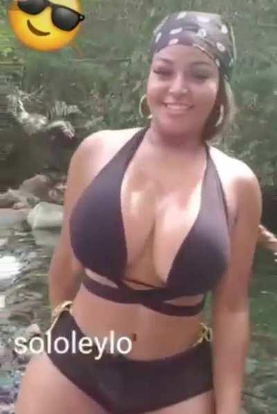 Leylo moviendo sus tetotas