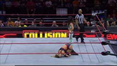 Serena ties up Ana in a paradise lock 💪🏽