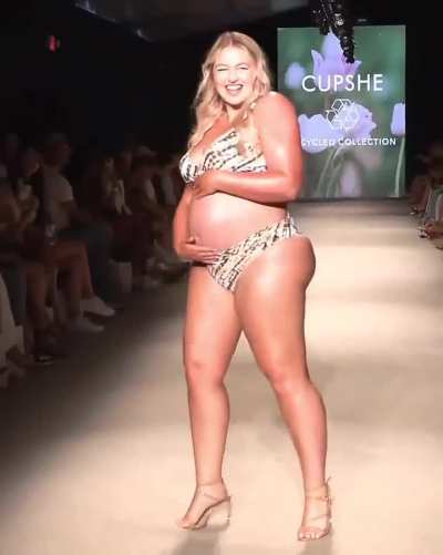 Iskra Lawrence pregnant