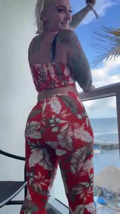 Soft Gentle Shake of That Thick, Juicy Ass