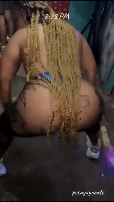 Thickaaaaz 🔥 (@lady_matterhorn)