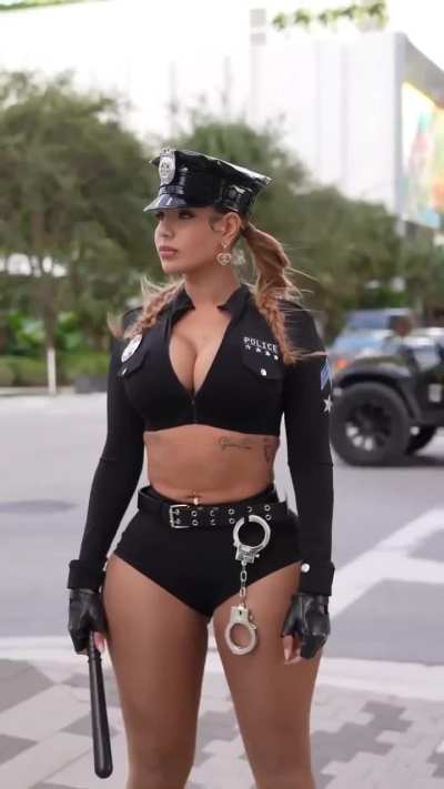 Stopping traffic! 👮‍♀️🚨