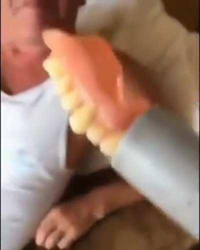 ROUBARAM A DENTADURA DO VEI KKKKKK