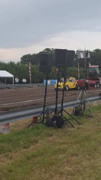Citroën 2cv tractor pulling. 