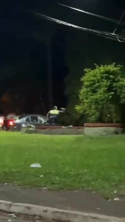 Filmaron a un inspector de transito de El Dorado arrojándole piedras a los motociclistas que circulaban a alta velocidad y terminó suspendido