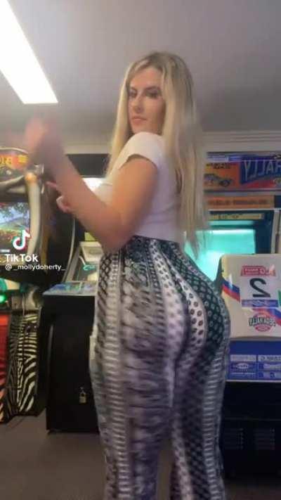 Soft & Jiggly No.321 (Dammmmn I hope flares pants don’t go out of fashion again) 🍑😍