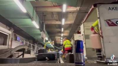 How QANTAS treats your luggage!