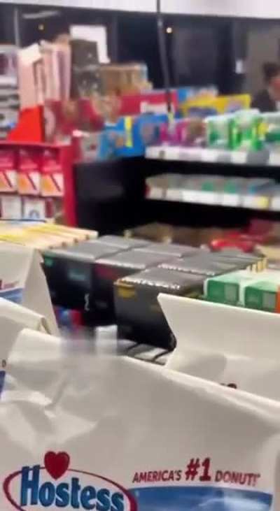 US gas station attendant opens fire on group of people threatening him while working