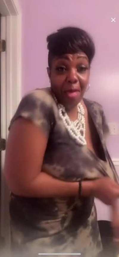 Caught my first Granny nip slip😍