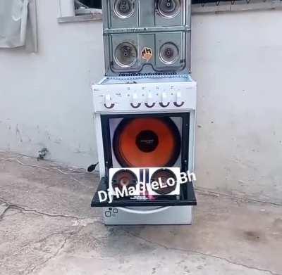 Bom que cozinha e dança ao mesmo tempo!