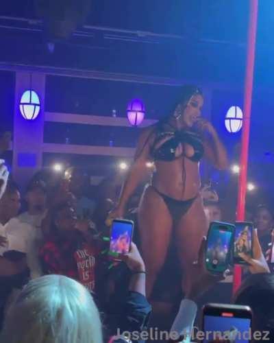 🍑 shaking to crowd