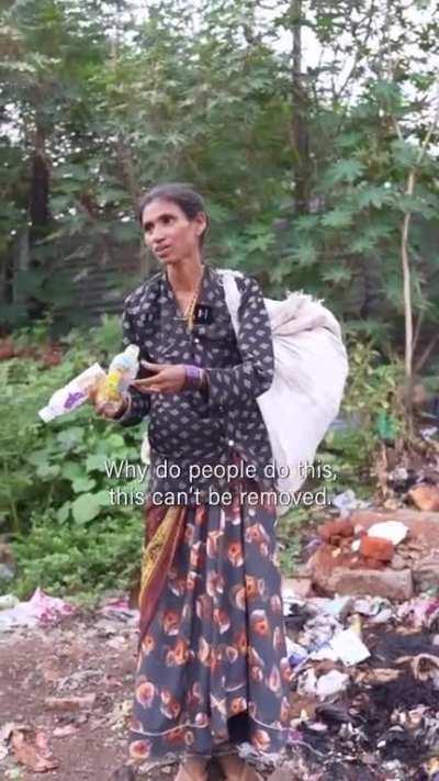 Being an influencer in the absolute right spirit. [In frame - Aiyyo Shraddha]