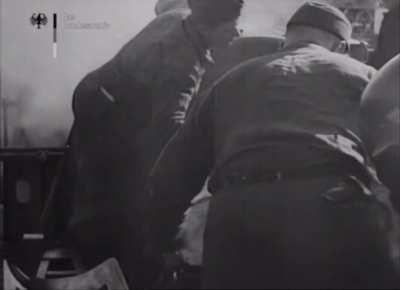 Krupp K5 (Anzio Express) in action (Italy 1944) 