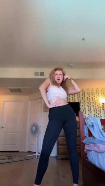 T*ylor Sw*ft performing Call Me Maybe