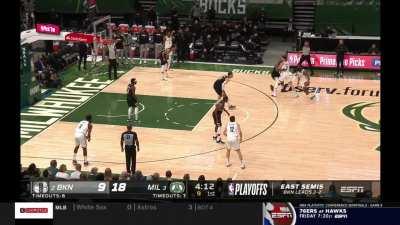 [Highlight] James Harden steals the ball from Giannis Antetokounmpo but is unable to turn the afterburners on