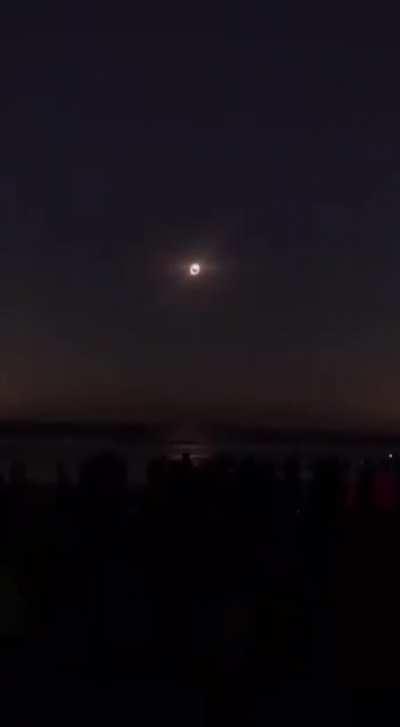 Так вчера жители Аргентины наблюдали за полным солнечным затмением. Выключили Солнце за неуплату, отличное завершение года