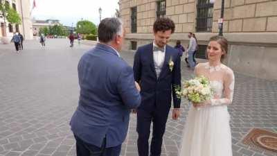 Szia Viktor. Szia bazdmeg.