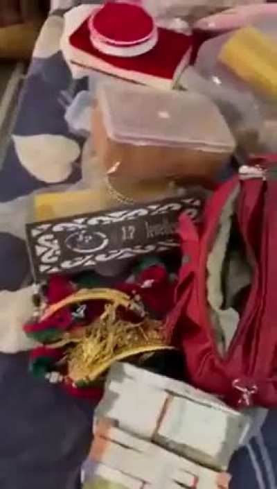 BREAKING: Rajasthan ACB raids junior assistant (Govt job) in Bikaner. Seized: ₹75L cash, >1kg gold, 2kg silver + 4 bungalows. Assets found 938% above known income, incl. 100+ bighas land. Raids conducted at 5 locations. Investigation underway.