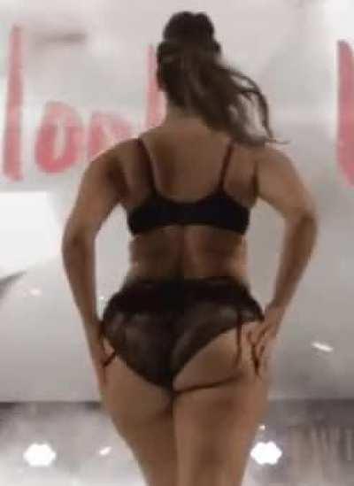 Look at the jiggle on that ass, imagine taking that from behind