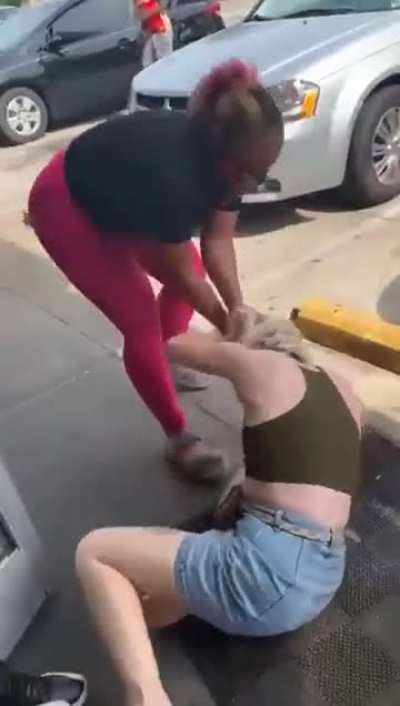 Jealous ex violently beats up her baby daddy’s new girl as the baby tries to help her