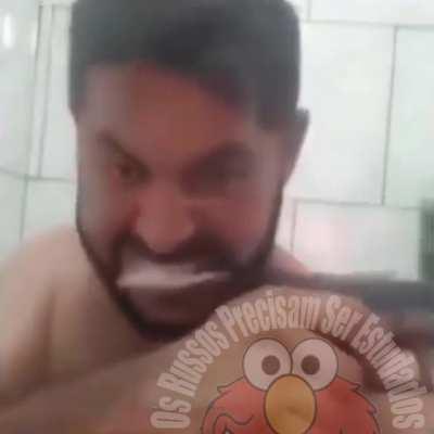 Eis que um carioca decide escovar os dentes hahaha