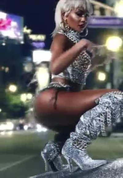 Saweetie shaking 🍑