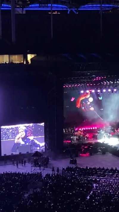 Siti Nurhaliza sings a Tamil song (Munbe Vaa) at A. R. Rahman (Indian composer)’s concert at Bukit Jalil yesterday