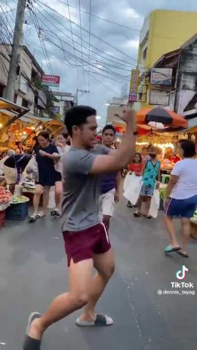 Kaninong anak ‘to ? Paki kuha po.