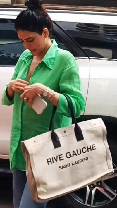 Gutter ki Raand Karishma Tanna can't pay her driver money now So she gives him Blowjob and let him Suck her Tits but Kutiya this time forgotten to button shirt after him and his friends suck her Saggy Tits. Uncle near her got best view as he looks without