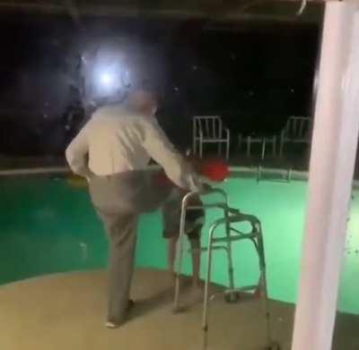 OlD mAn ViOlEnTlY kIcKs ChIlD tHaT DrOwNs