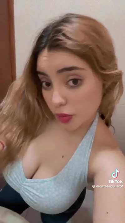 Otra tetona que le gusta enseñarlas