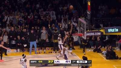 [Highlight] Curry pulls the good ol' look away three as the Warriors close within 1