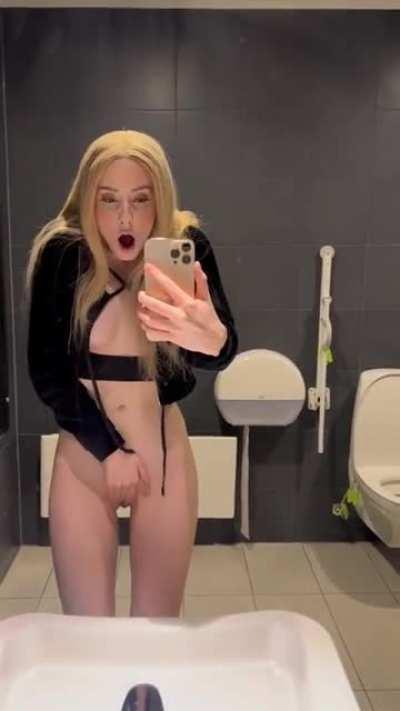 Had abit of fun while waiting for my Mcdonalds order 🙊💕