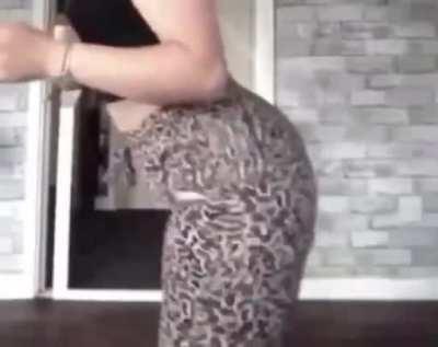 Thick Katie twerking
