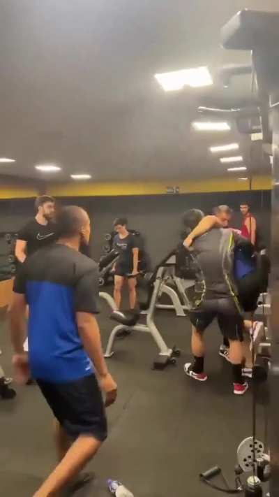 Gymrats fights for leg machine ends up exchnanging Hands