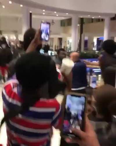 That was yesterday in a mall in 🇨🇦