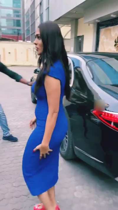 Mrunal thakur tight back