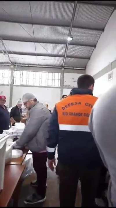 MST tendo algum reconhecimento e sendo parabenizado pela direita.