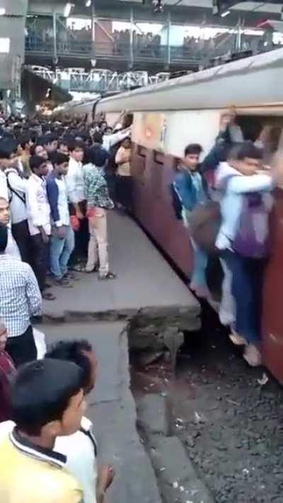 A regular day at Mumbai train station (pre-COVID)