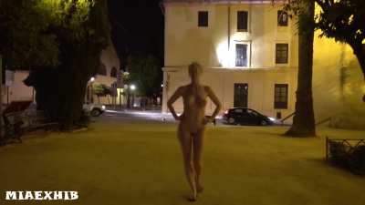 Caught naked by cars passing by
